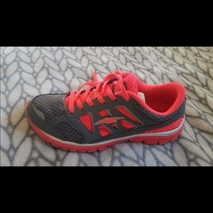 Tennis shoes
